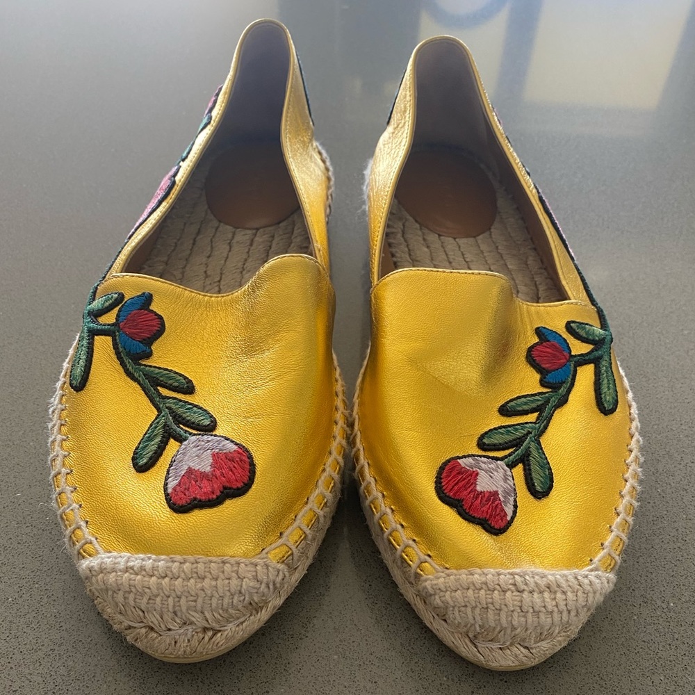 Gold Gucci loafers w/ embroidered flowers - Picture 2 of 4